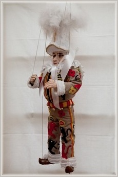 Marionnette avec attaches pour suspendre